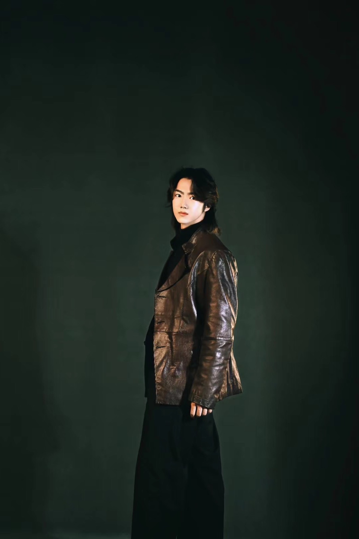 Full-length artist portrait of Wayne Wen